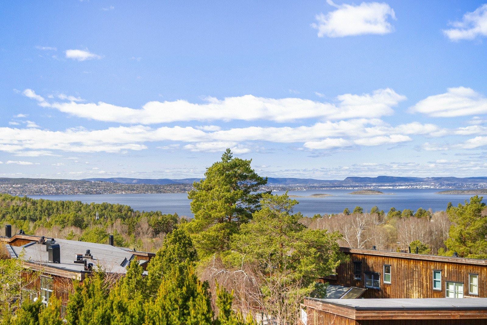 Rekkehuset byr på spektakulær utsikt over fjorden Galleribilde