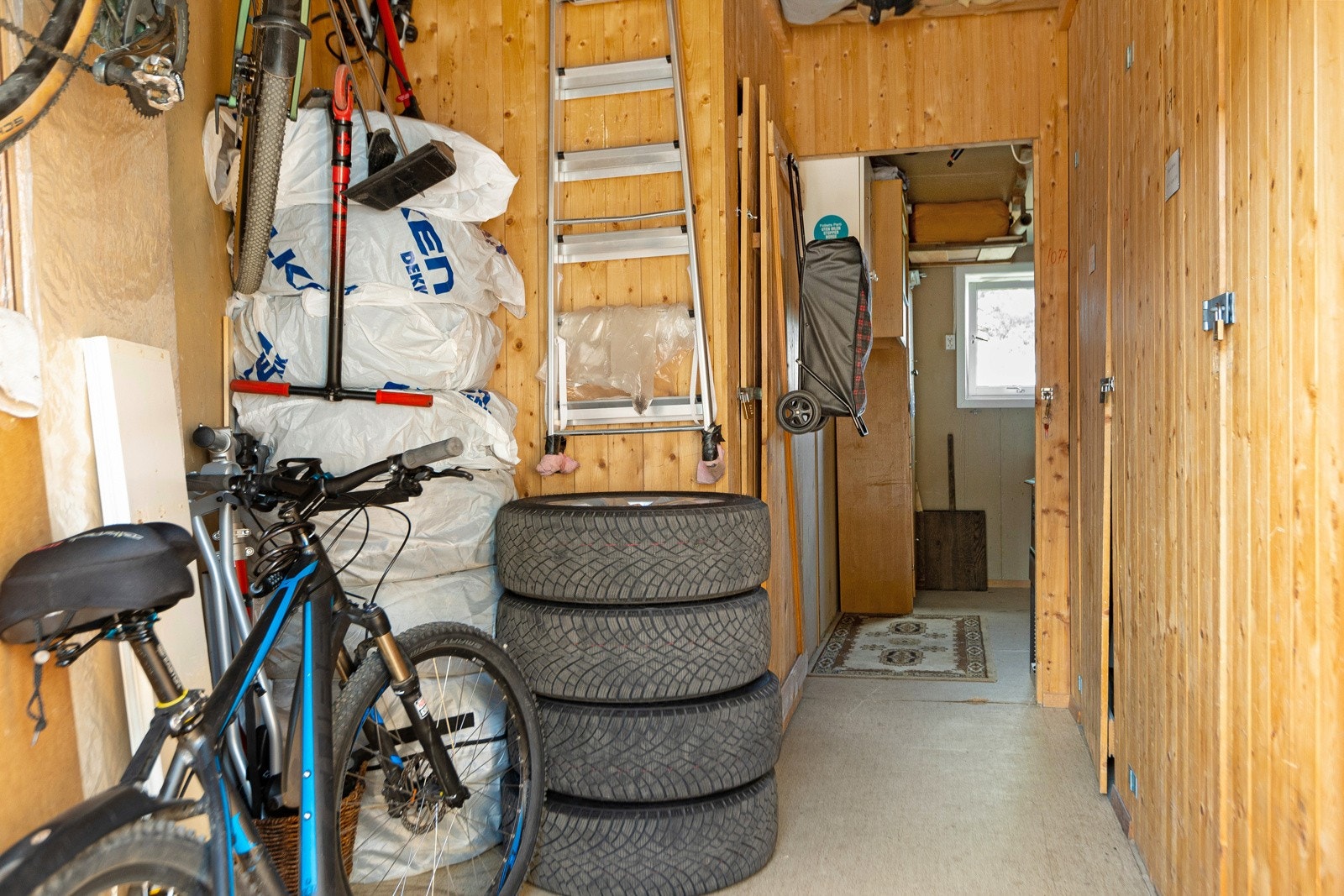 Ekstern bod med god lagringsplass Galleribilde