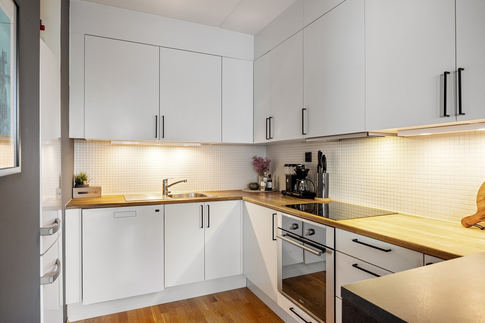 Kjøkkenet fra 2008 består av slette hvite fronter og integrerte hvitevarer som stekeovn, stekeplate og oppvaskmaskin. Det har en slitesterk heltrebenkeplate. Viften over kokesonen er koblet til felles avtrekksanlegg. Galleribilde