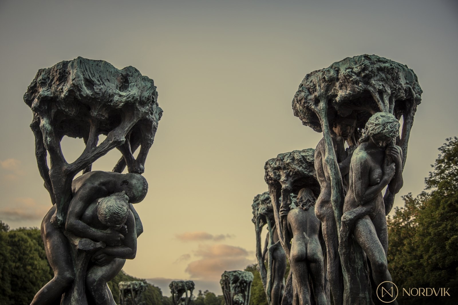 Ikke mer en fem minutter unna boligen finner du Frognerparken. Perfekt for gåturer eller løpeturer. Her går det faktisk et nettverk av stier fra parken og ned til skøyen og ut på Bygdøy - dette er en kjempehyggelig tur! Galleribilde