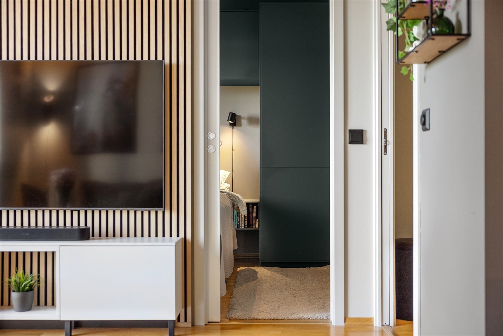 Leila-løsningen gjør det mulig å plassere en romslig dobbeltseng på soverommet uten å ta verdifull plass fra stuen. Galleribilde