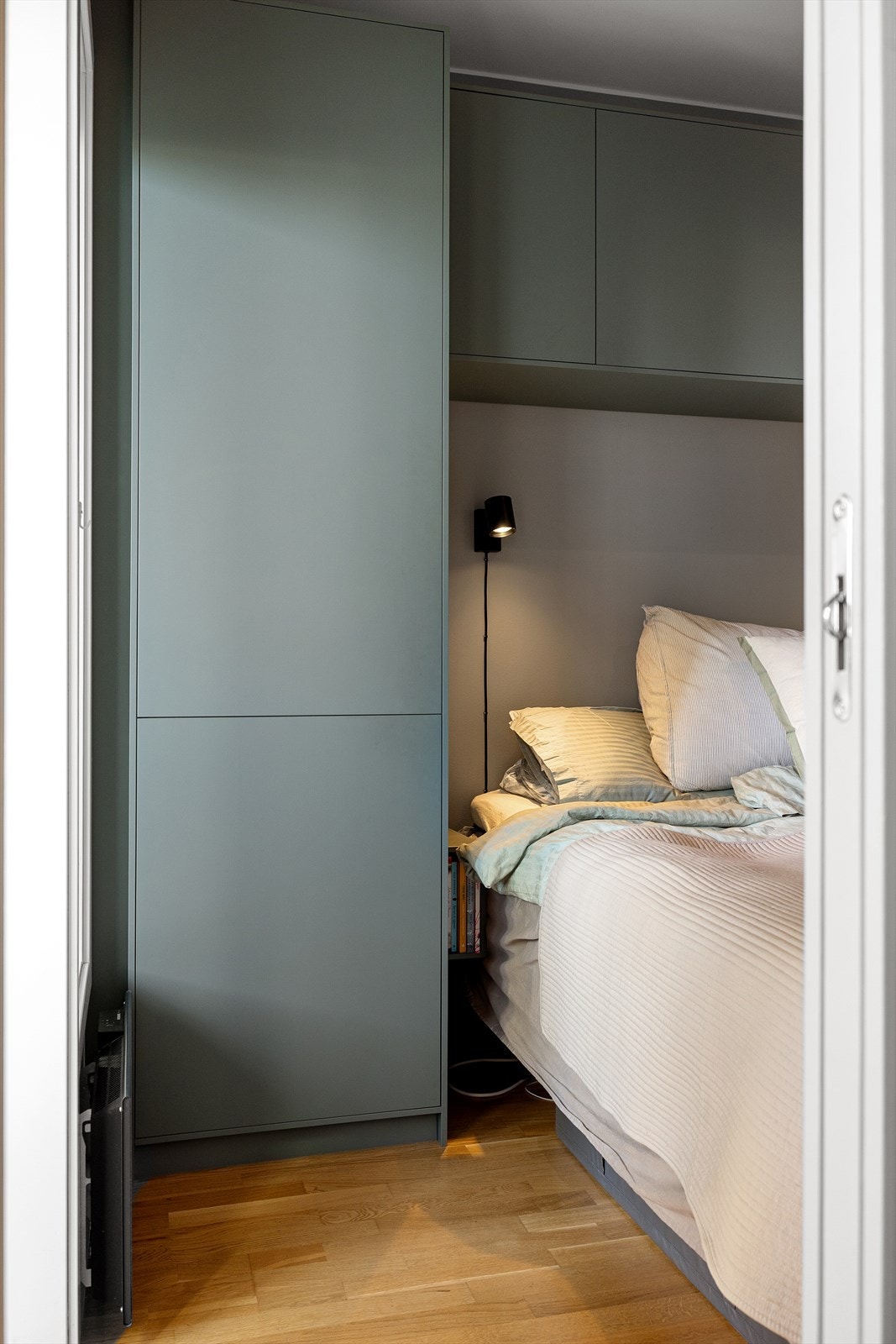 Med gjennomganger på begge sider av sengen slipper du å klemme deg forbi eller klatre over sengen for å komme deg i seng - en løsning som ellers ville krevd et betydelig større soverom for samme komfort. Galleribilde