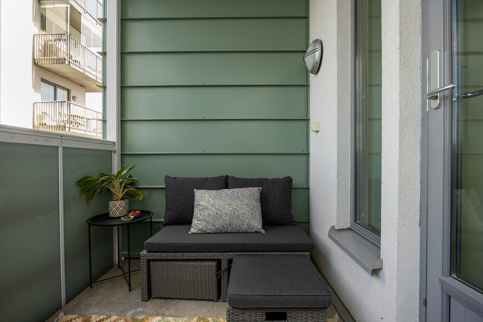 Her er det god plass til utemøbler for å kunne nyte sommerdager med en god bok eller noe godt i glasset. Galleribilde