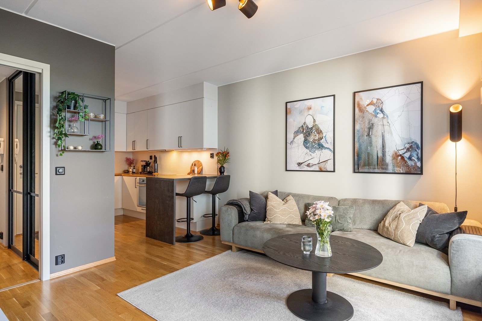 Leiligheten på 34 m² er smart og gjennomtenkt utformet, noe som skaper en overraskende romslig følelse. Den har også svært møbleringsvennlige areal som gjør den enkelt å innrede. Galleribilde