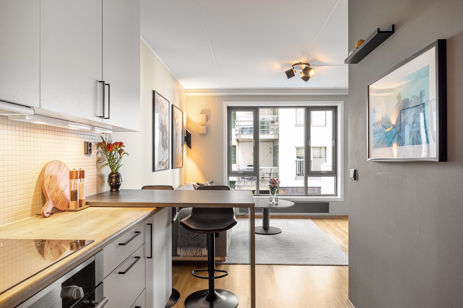 Kjøkkenet har en god størrelse med rikelig skapplass, noe som gir rikelig med oppbevaring. Galleribilde