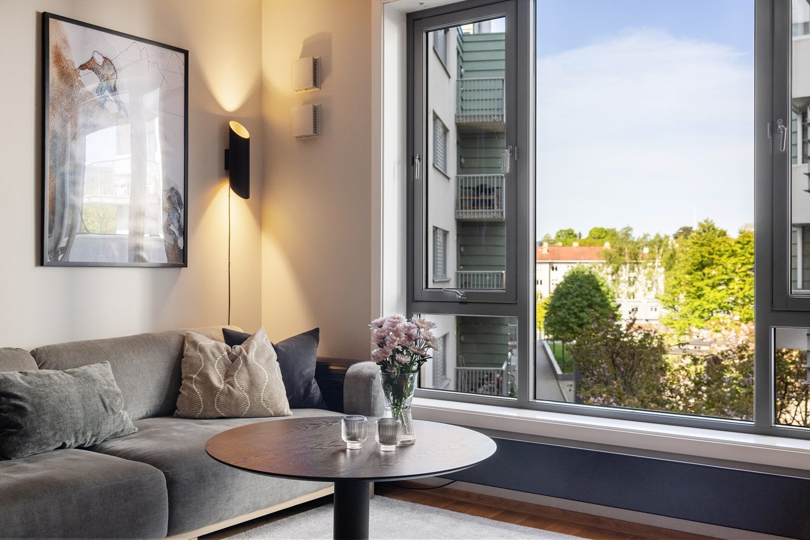 Boligen har en svært ettertraktet beliggenhet - den ligger rolig og tilbaketrukket, likevel midt i hjertet av Majorstuen. Blokken på venstre side demper for støyen fra Sørkedalsveien, som gjør denne leiligheten ekstra fredelig og stille. Galleribilde