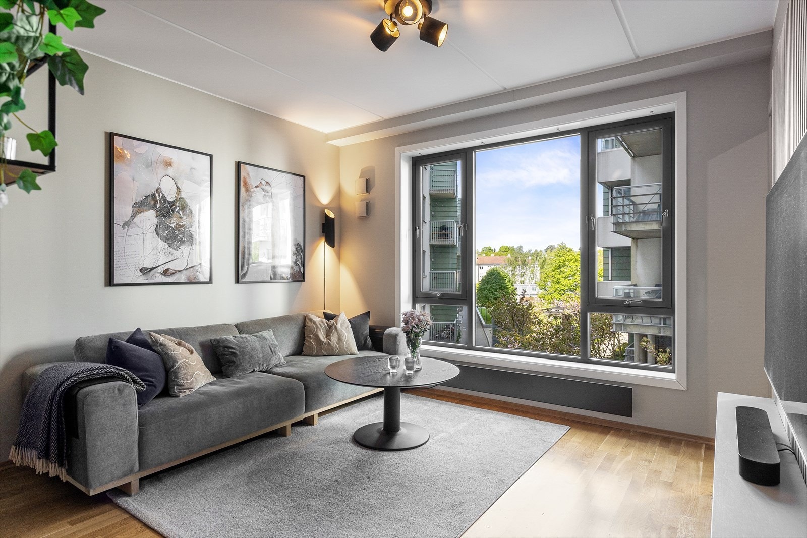 Velkommen til Sørkedalsveien 9E -En moderne og arealeffektiv 2-roms i det populære borettslaget Nye Major på Majorstuen. De store vinduene fyller rommene med lys og gjør at de grønne trærne blir tatt med inn i rommene. Galleribilde