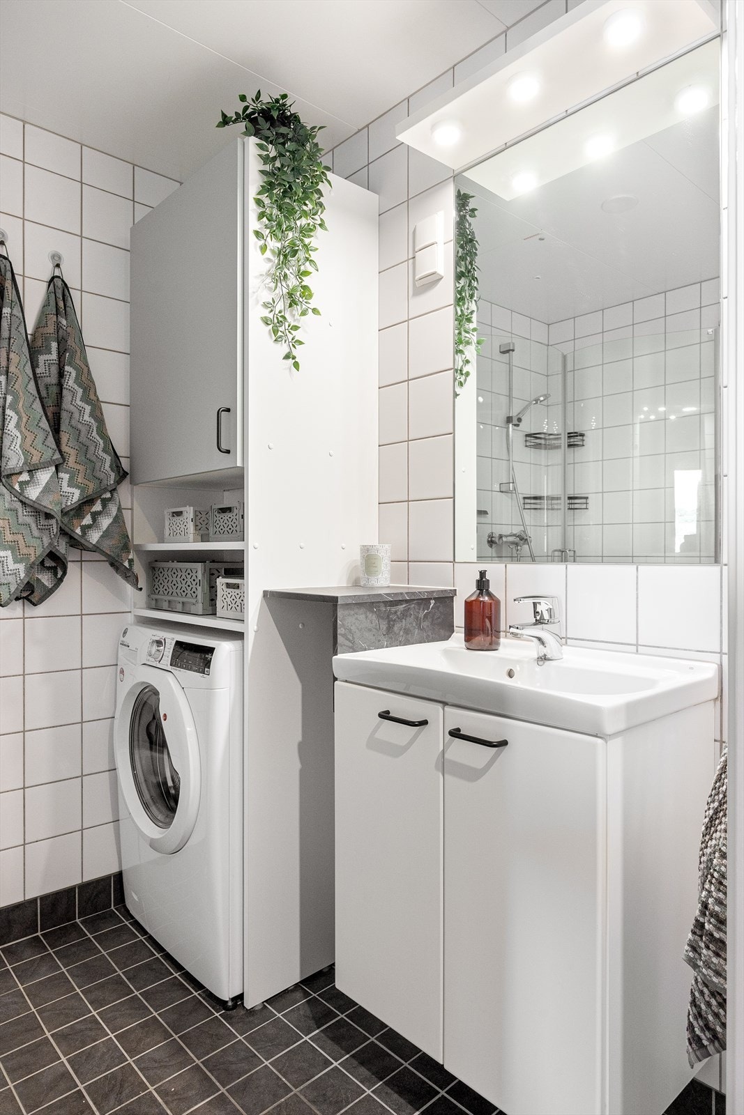 Skapet over vaskemaskinen er plassbygd for å utnytte plassen optimalt og ramme inn vaskemaskinen som gir et rent utrykk. Galleribilde