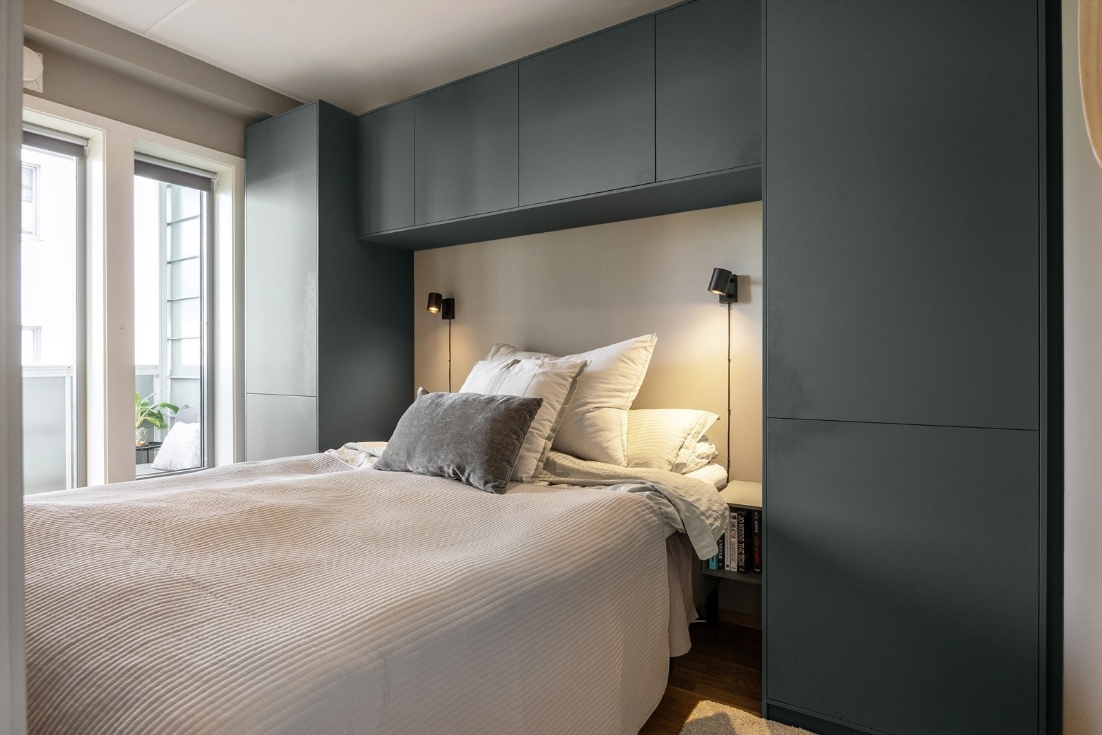 For å maksimere plassutnyttelsen er det bygget et gjennomtenkt garderobeskap som omkranser sengen - en løsning som gir god oppbevaring uten å ta ekstra plass. Løsningen tilfører også rommet en hotellfølelse. Galleribilde