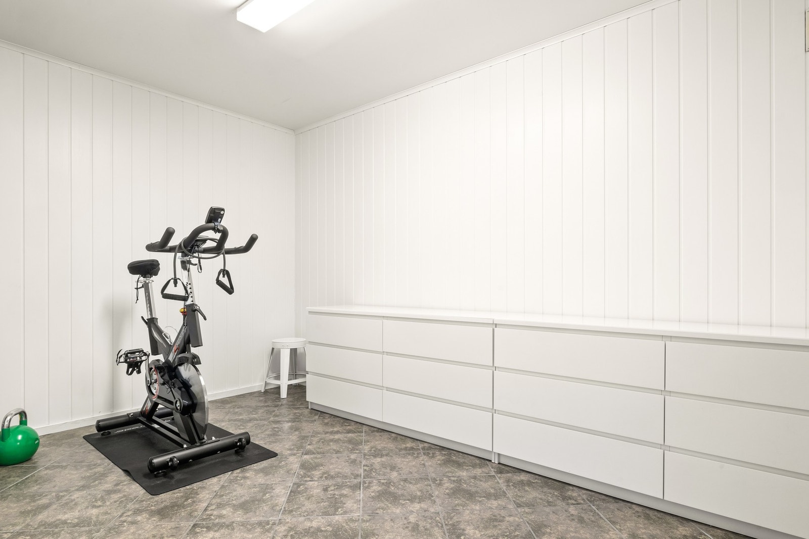 Kombinert garderoberom/treningsrom. Galleribilde