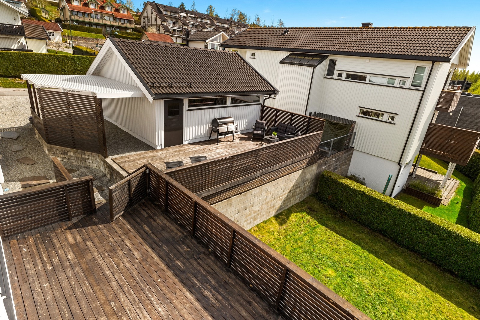 Eiendommen har store, fine uteplasser.
Praktisk med gangdør i garasjen ut til markterrasse. Galleribilde