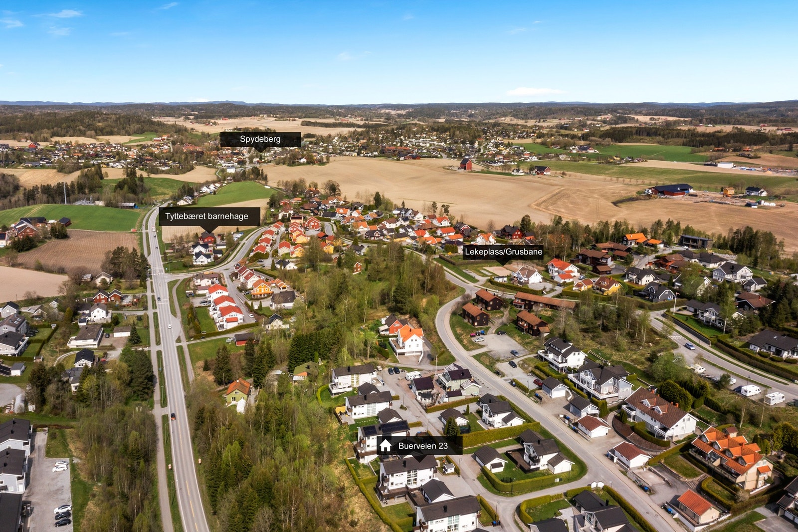 Boligen ligger på nedre del av Grååsen som er et godt etablert boligområderett utenfor Spydeberg sentrum. Bebyggelsen i området består i hovedsak av
nyeresmåhus og villaer.
Det er kort og trygg gange til barneskole og barnehage på feltet.
Området er me Galleribilde