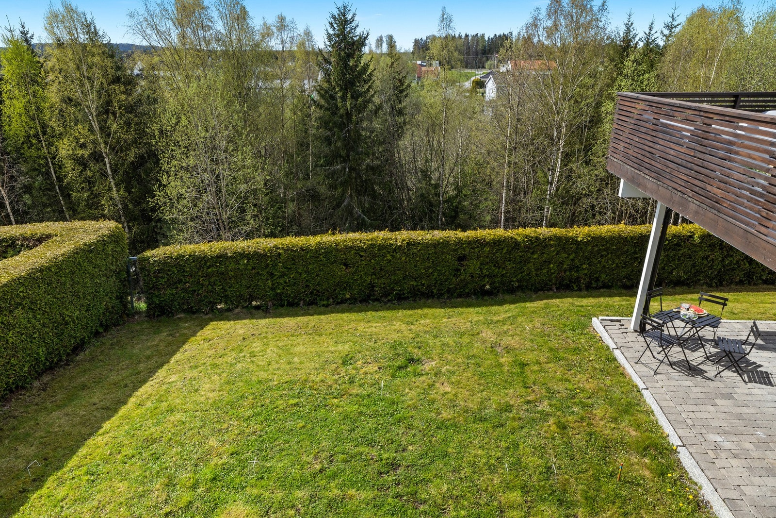 Hagen er rammet inn med hekk
Plenområde inviterer til lek og aktivitet. Galleribilde