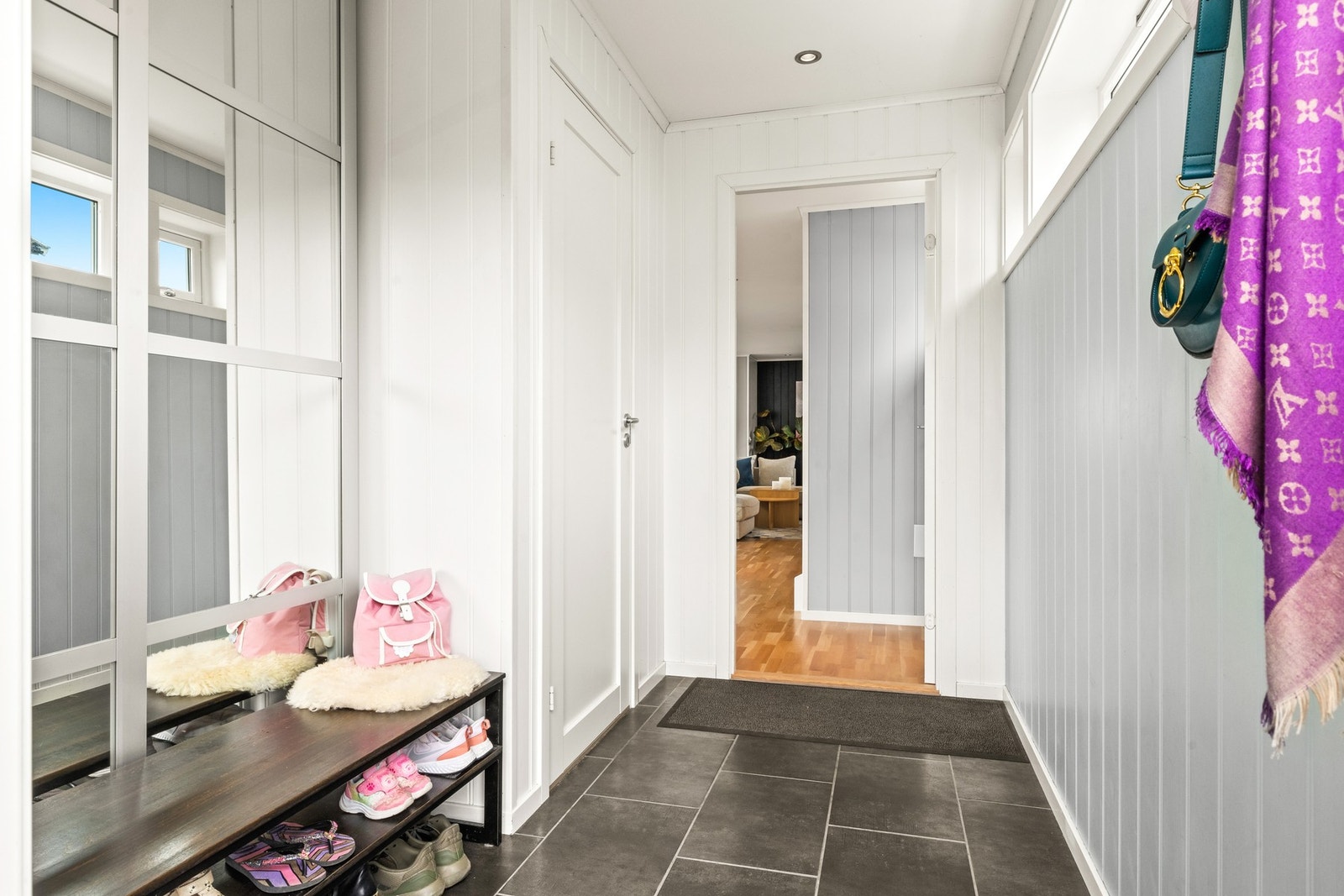 Entré har god oppbevaringsplass Galleribilde