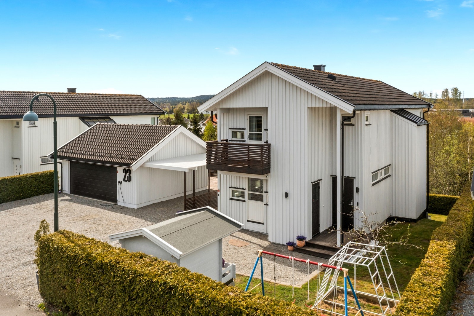 Hageområdet er pent og ryddig opparbeidet
Her vises 2 dører hvor den ene er hovedinngang og det andre er dør inn til utvendig sportsbod Galleribilde