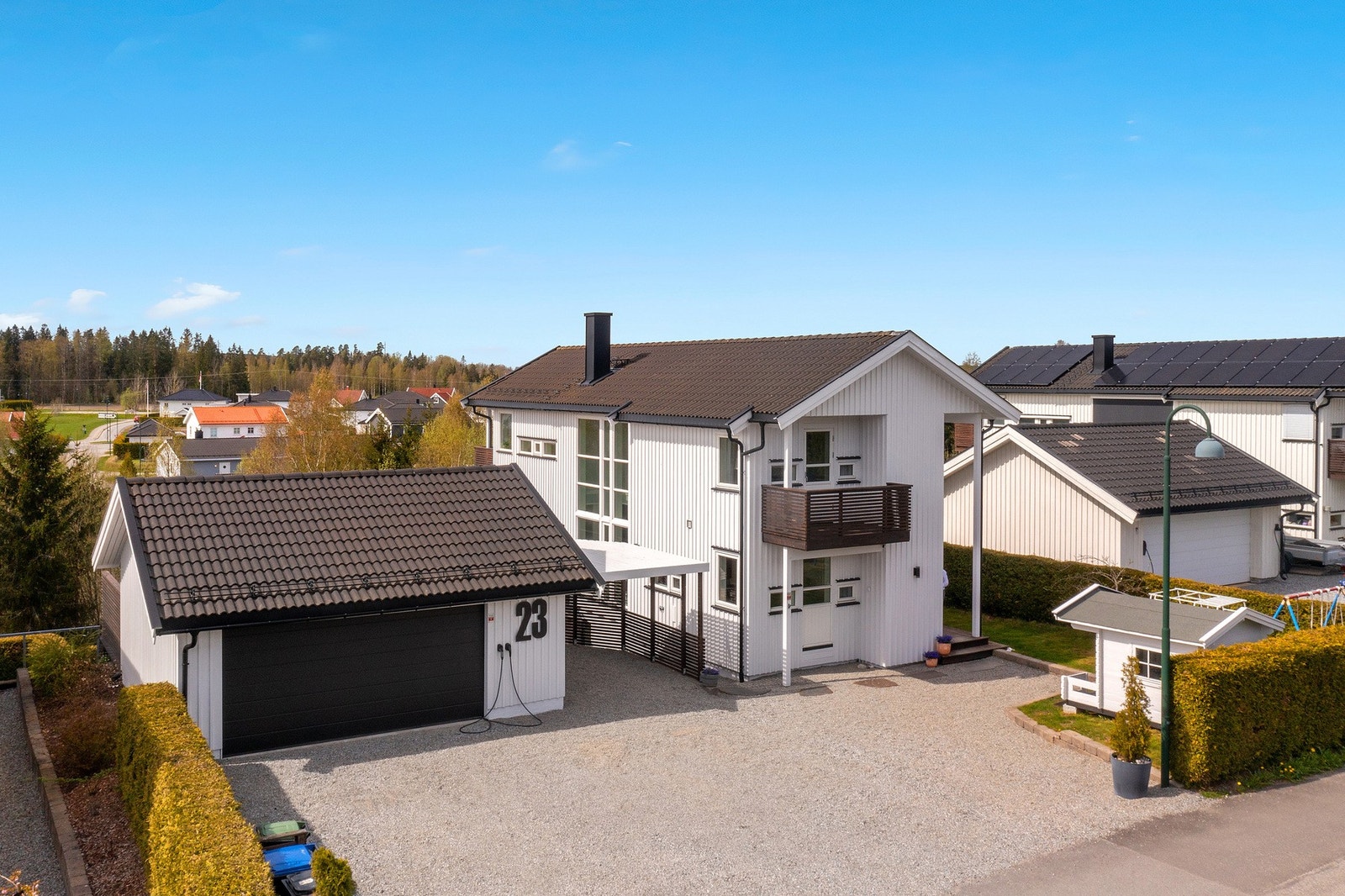 Dette er en bolig med mange gode kvaliteter.
Dobbel garasje, lettstelt hageområde med mange fine uteplasser og en innholdsrik planløsning er noen av fasilitetene. Galleribilde