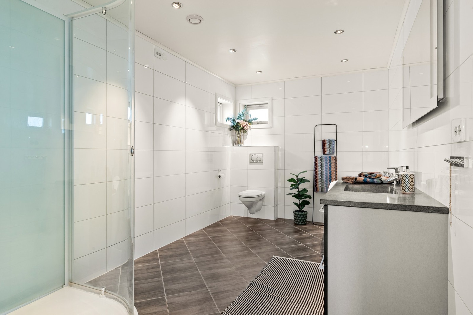 Hovedbadet ligger i 2.etg. og er et deilig velværerom med både dusj og badekar Galleribilde