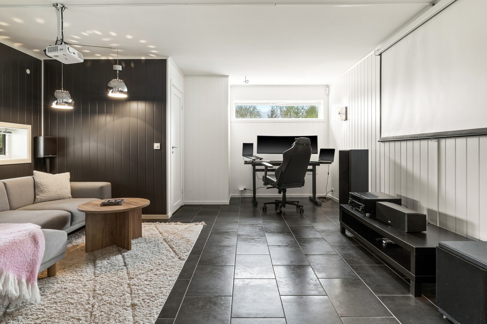 Det er dør ut til hagen fra stue i u.etg. Galleribilde