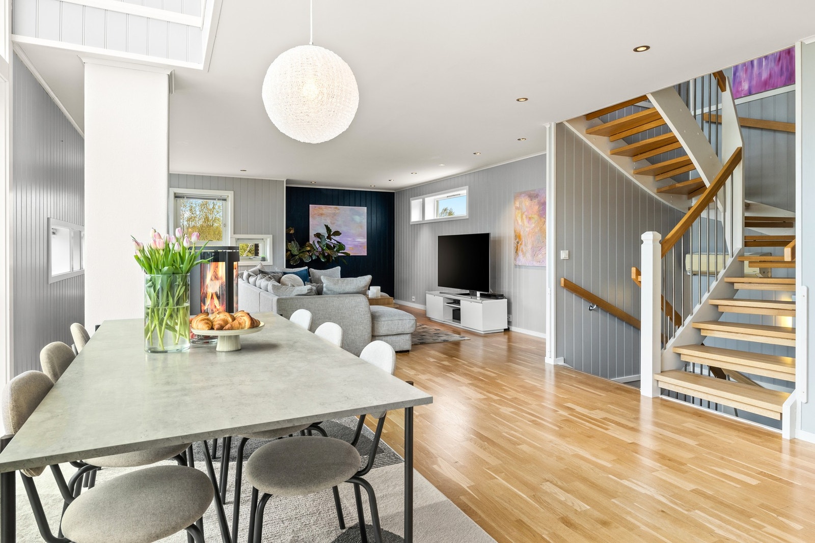 Stuen rommer god plass til både spisegruppe og sofa/TV-område. Galleribilde