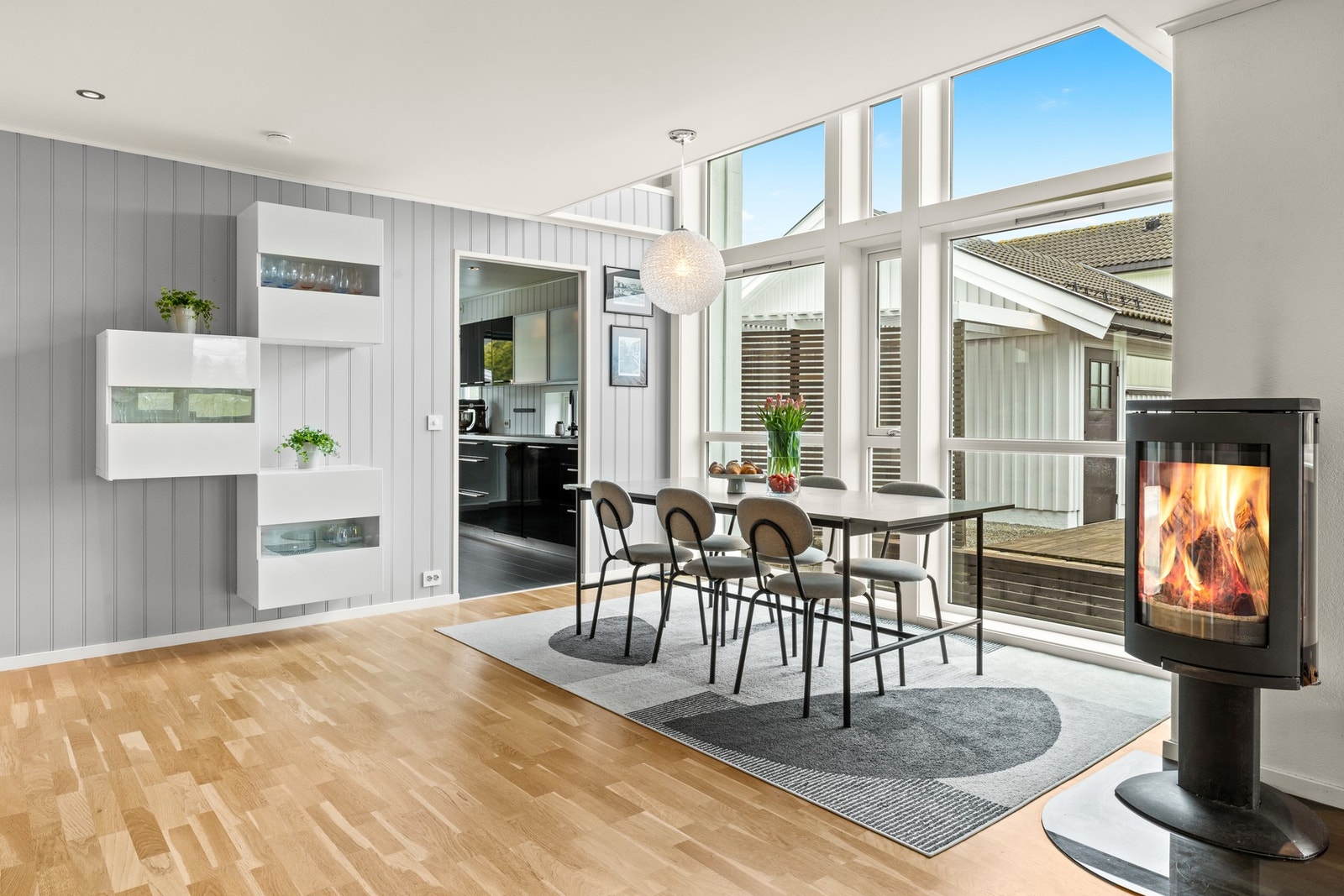 Åpent fra stuen inn mot kjøkkenet Galleribilde