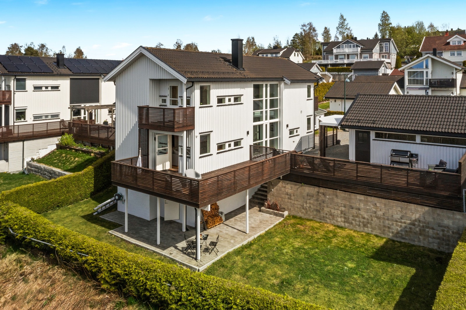 Velkommen til Buerveien 23 - trykk på video-knappen på bildekarusellen for en hyggelig intro om eiendommen Galleribilde