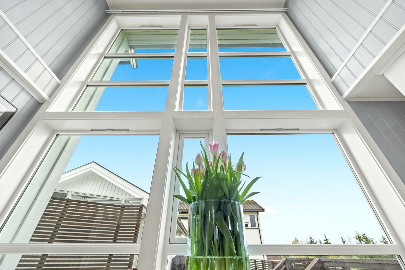 Moderne og stilfult med ekstra god takhøyde i deler av stuen og store vindusflater Galleribilde