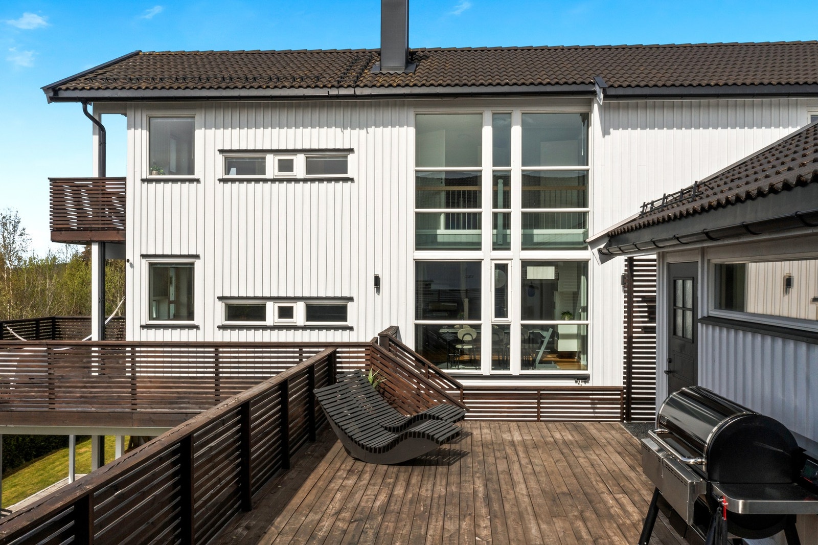 Store vindusflater gir godt lysinnslipp i boligens oppholdsrom. Galleribilde