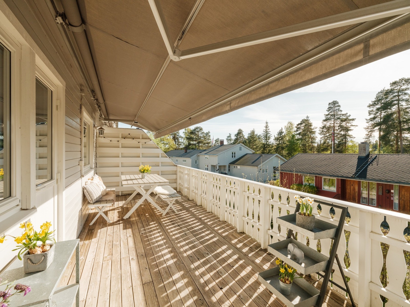 Verandaen har montert motorisert markise. Galleribilde