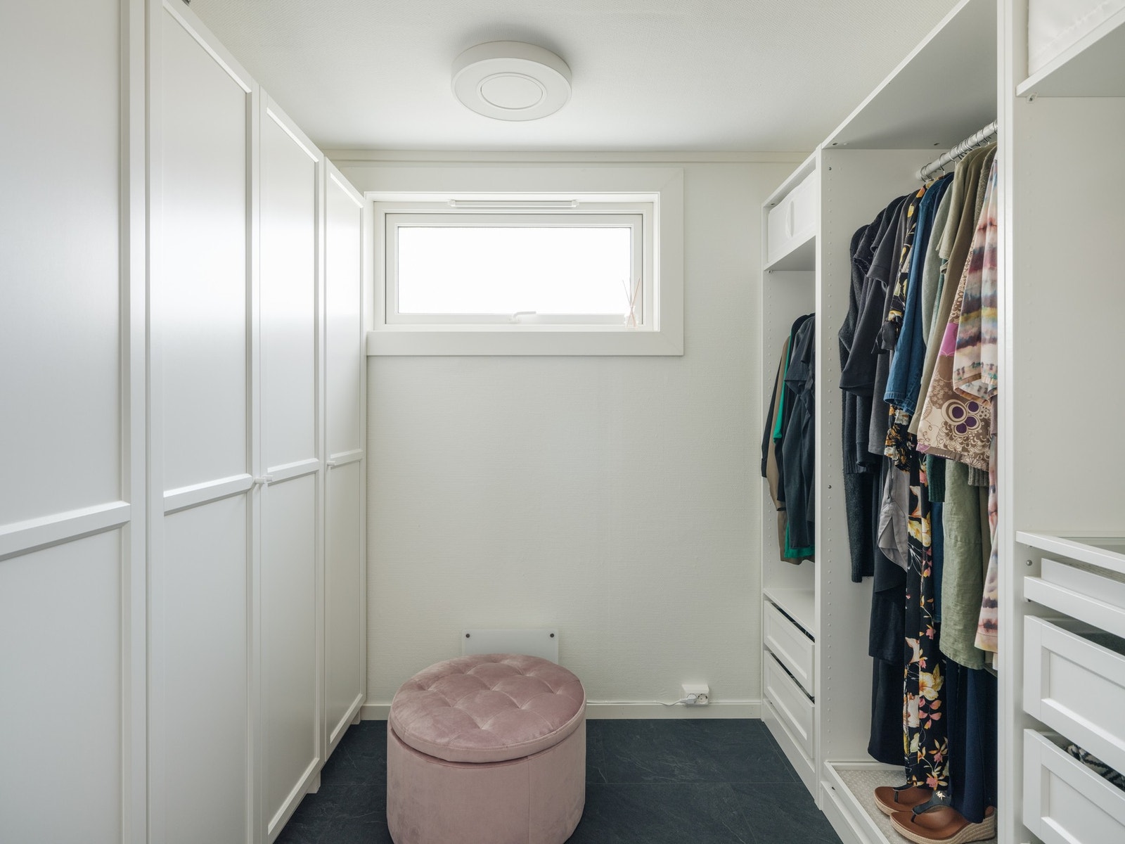 Praktisk walk-in closet, hvor man har rikelig med oppbevaringsmuligheter. Galleribilde