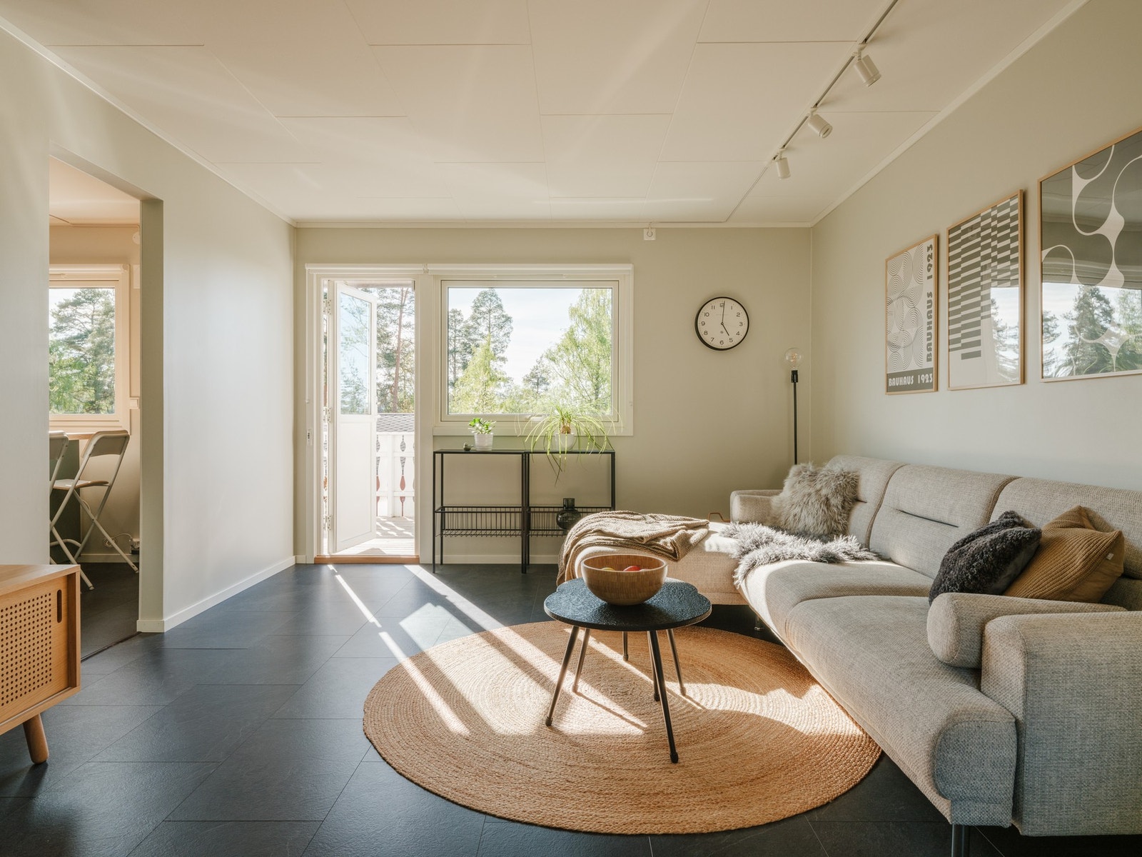 Boligen har store vindusflater som slipper inn mye naturlig lys. Galleribilde