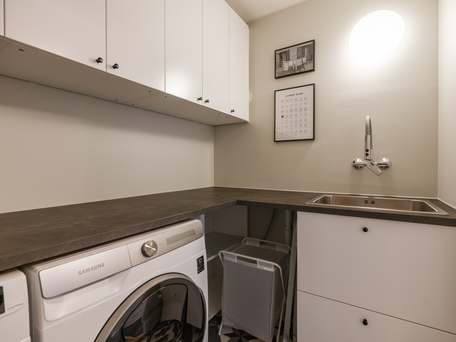 Vaskerommet har mye lagringsplass i form av veggskap og mye benkeplass. Galleribilde