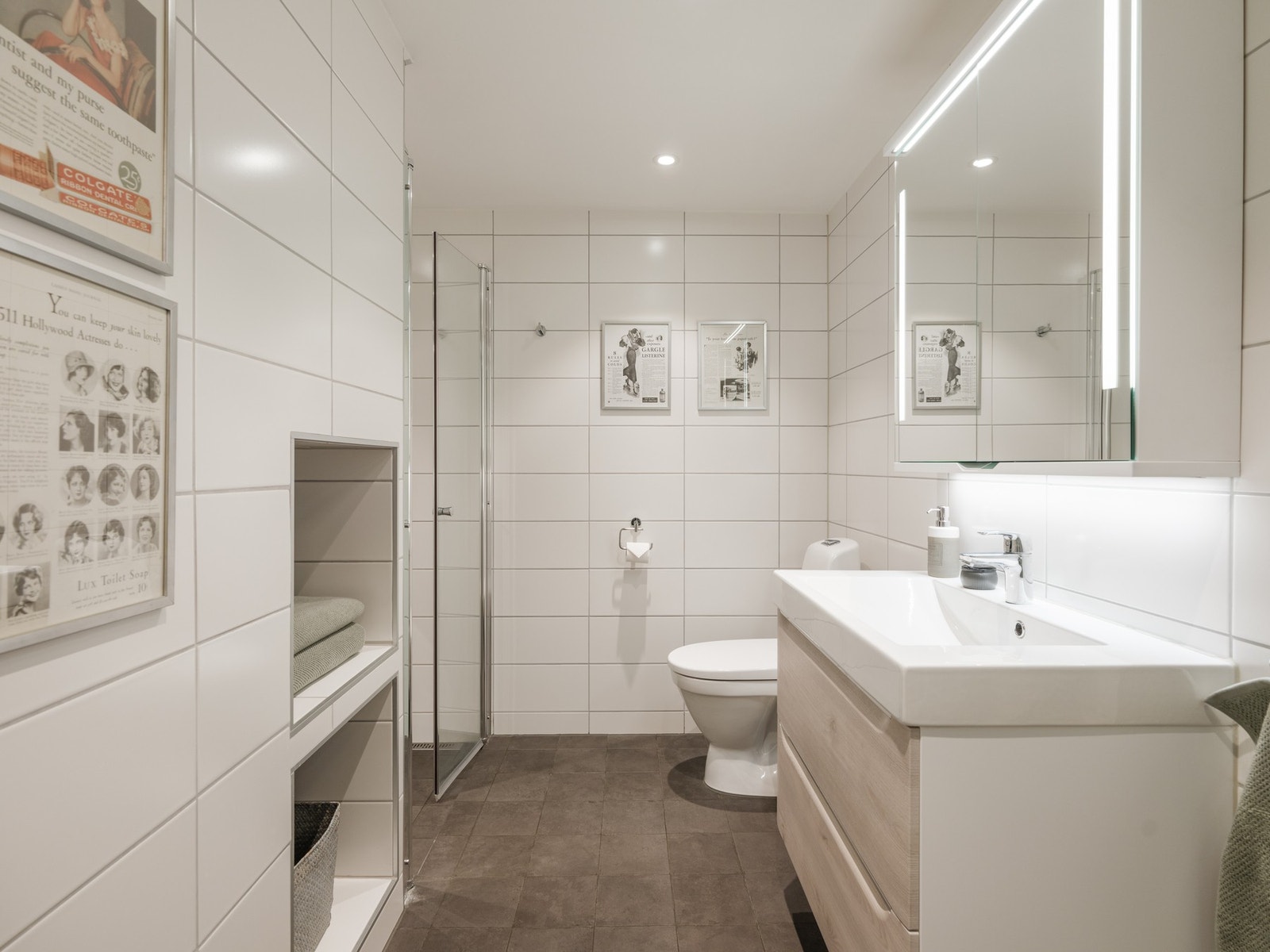 Dype hyller for lagring av hele families håndklær og andre ting. Galleribilde