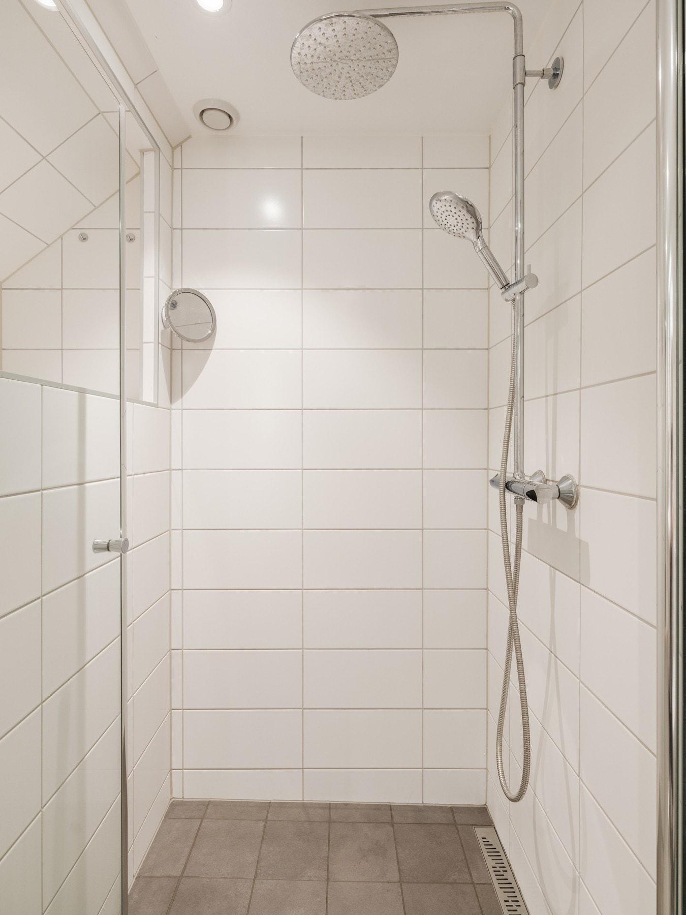 Stor innebygget hylle i dusjen med plass til hele familiens sjampoflasker, såper m.m. Galleribilde