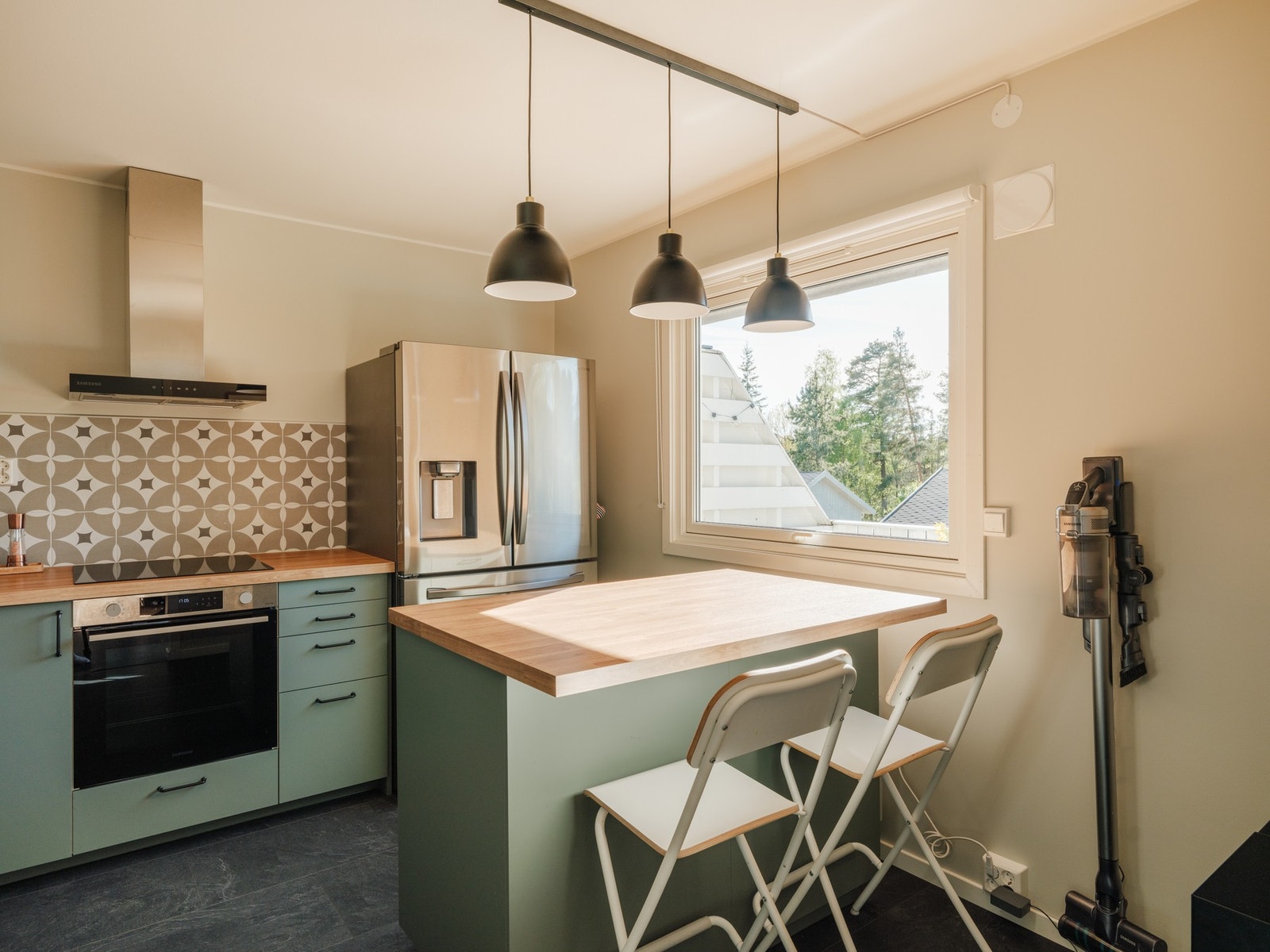 Det er dratt vann til kjøleskapet hvis man ønsker å ha et kjøleskap med vanndispenser. Galleribilde