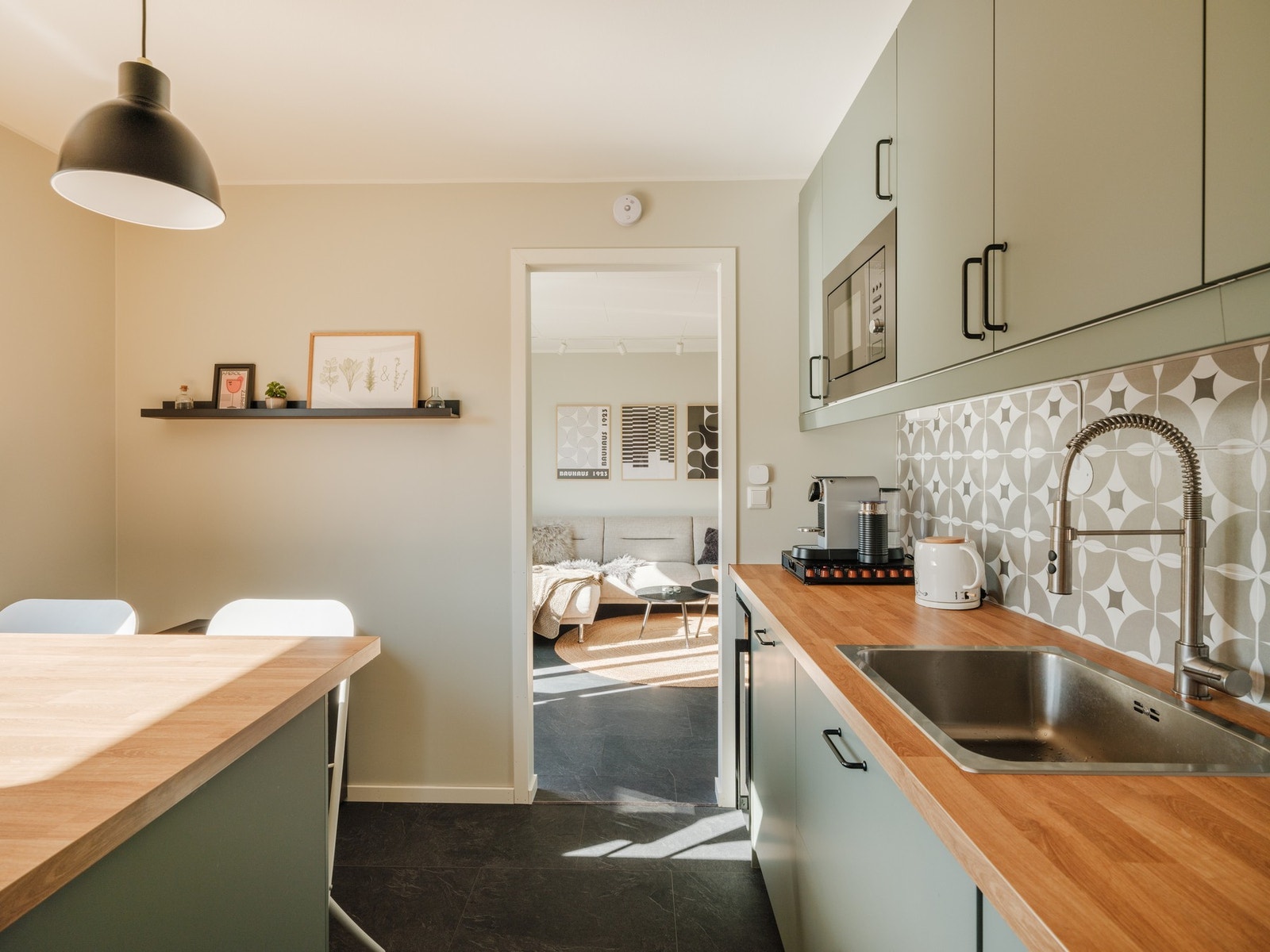 Moderne kjøkkeninnredning fra 2023 med slette fronter. Galleribilde