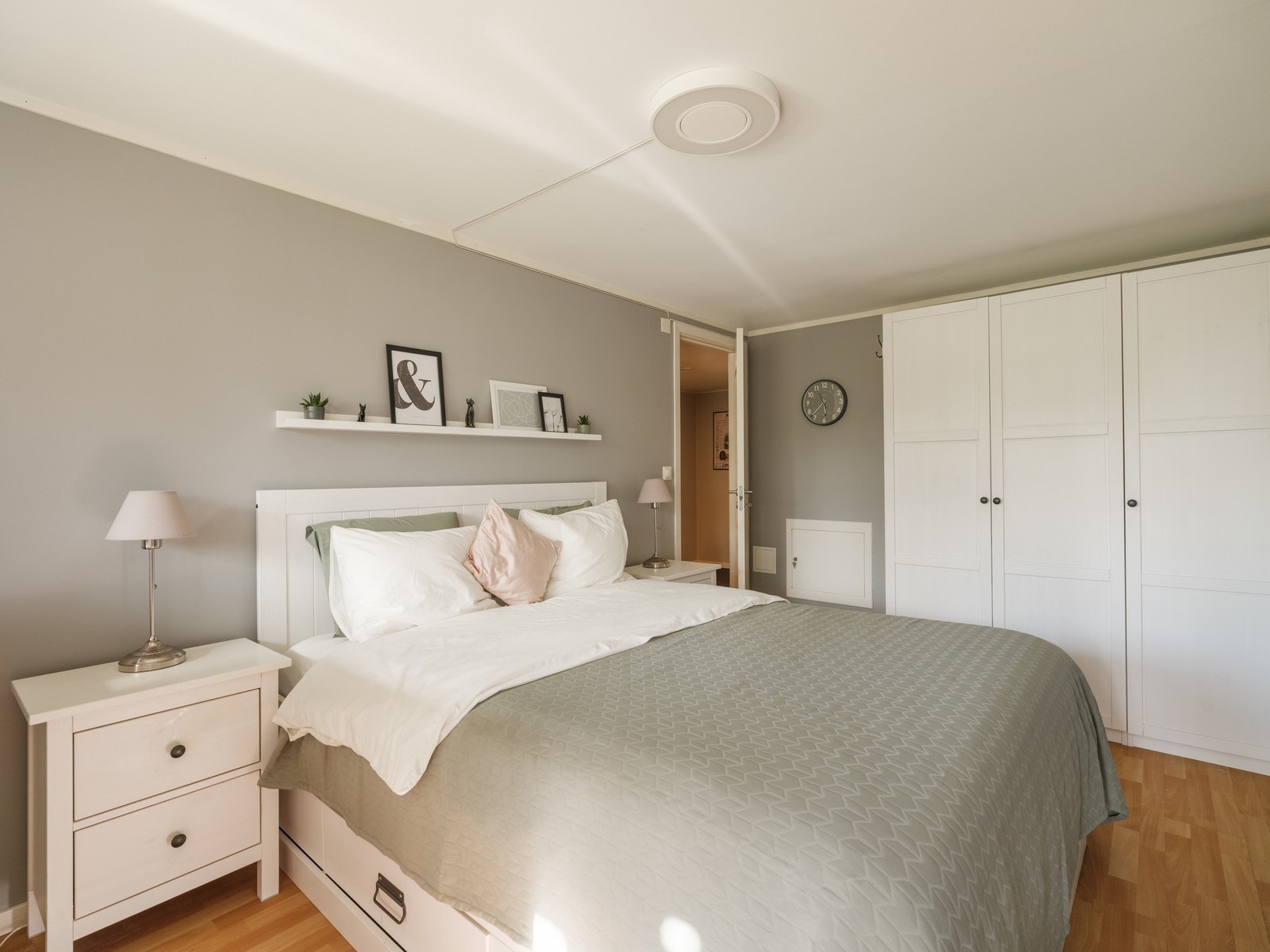 Gode oppbevaringsmuligheter i garderobe. Galleribilde