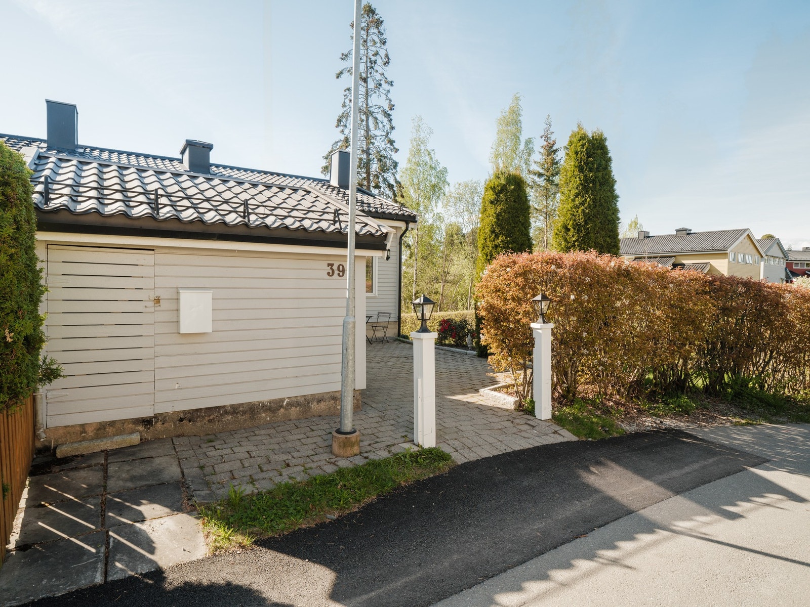 Romslig bod med plass til f. eks. ski, hageredskap, m.m. Galleribilde