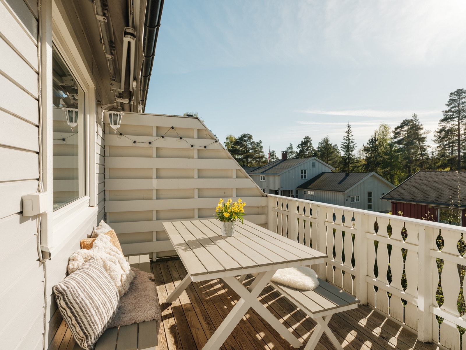 Vestvendt, solrik veranda. Flotte solforhold fra ettermiddag til langt ut på kvelden. Galleribilde