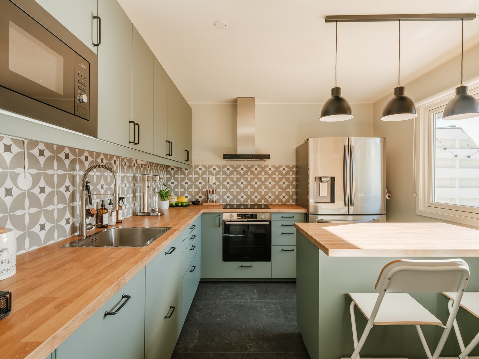 Kjøkkenet har godt med både skap- og benkeplass. Galleribilde