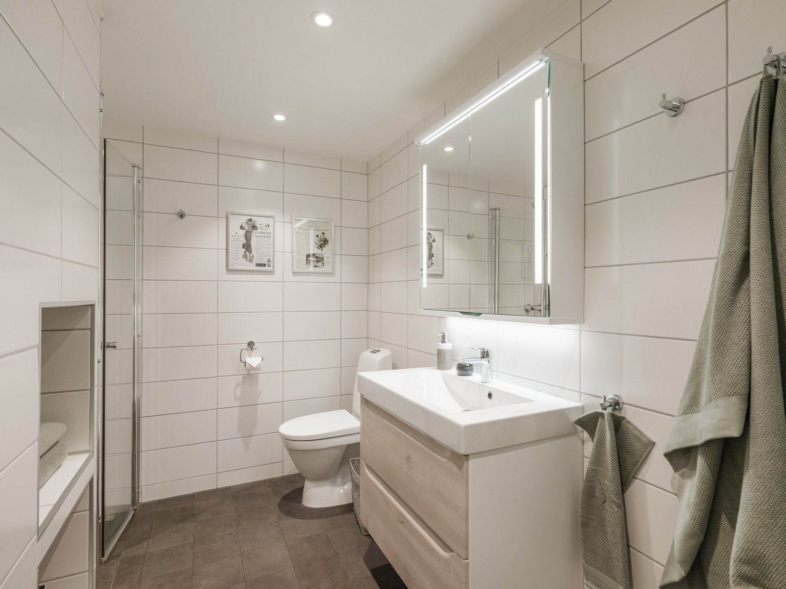 Pent baderom fra 2018 med flislagt gulv med gulvvarme. Galleribilde