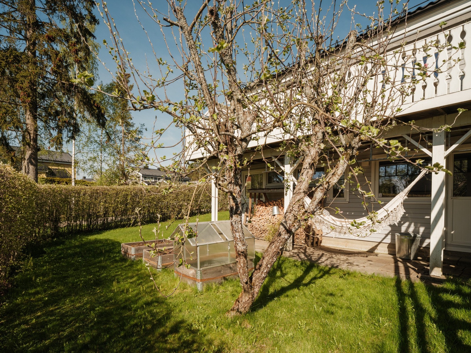 Boligen byr på flere gode kvaliteter og har store solrike uteplasser. Galleribilde