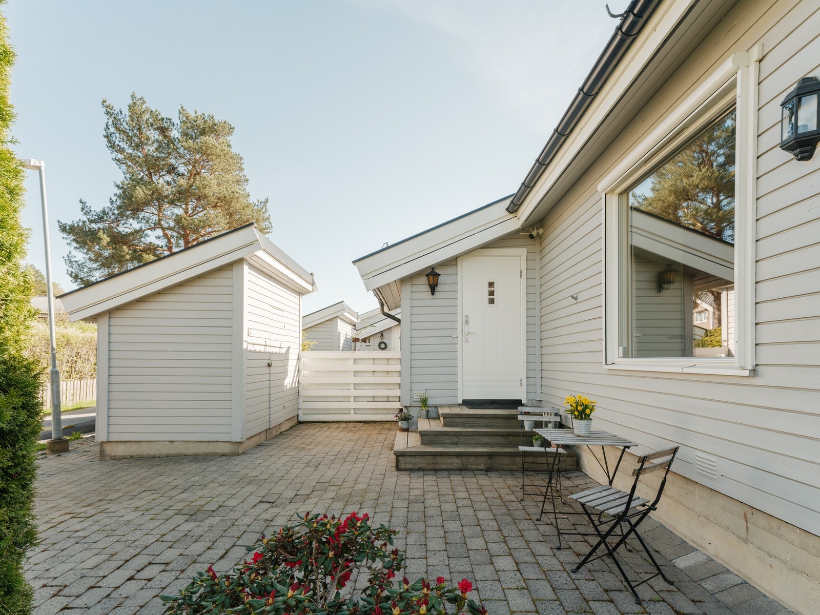 Prinsdal barneskole og Hauketo ungdomsskole ligger med gåavstand fra boligen der barna kan gå på trygge veier. Galleribilde