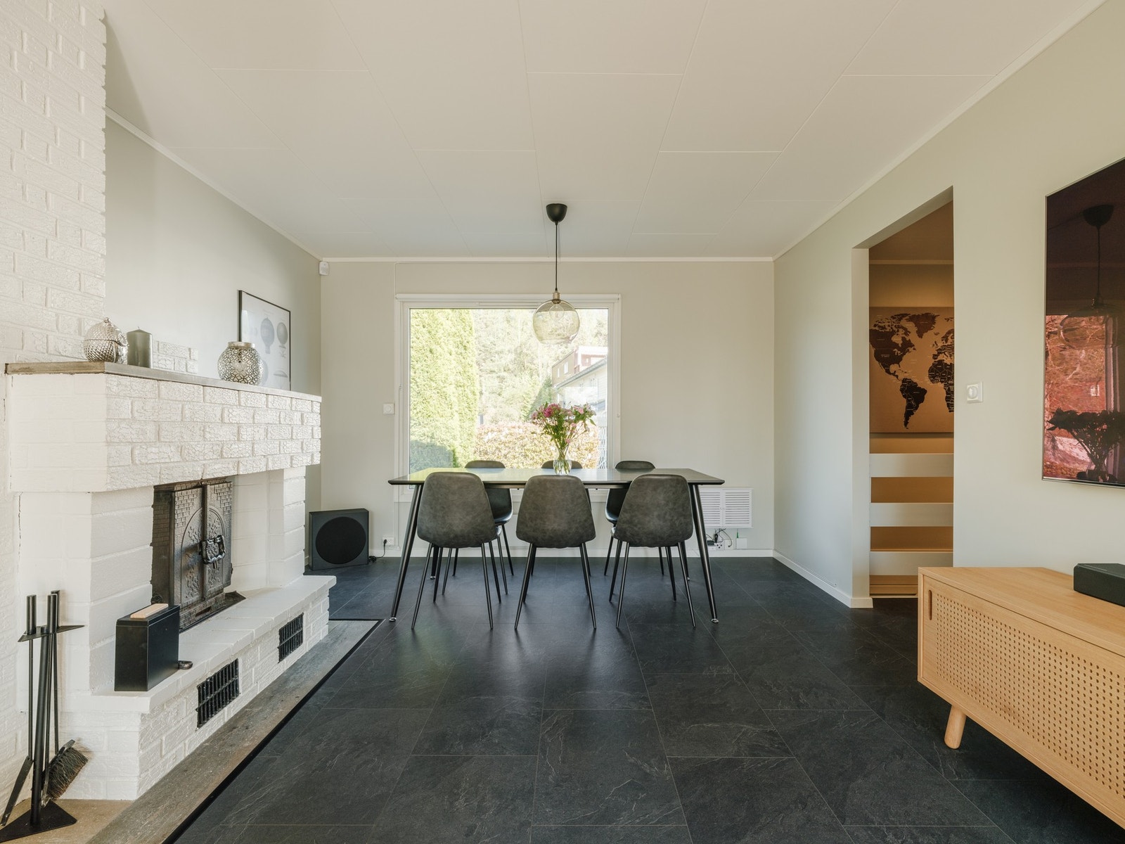 Stor åpen peis som skaper en behagelig varme. Galleribilde