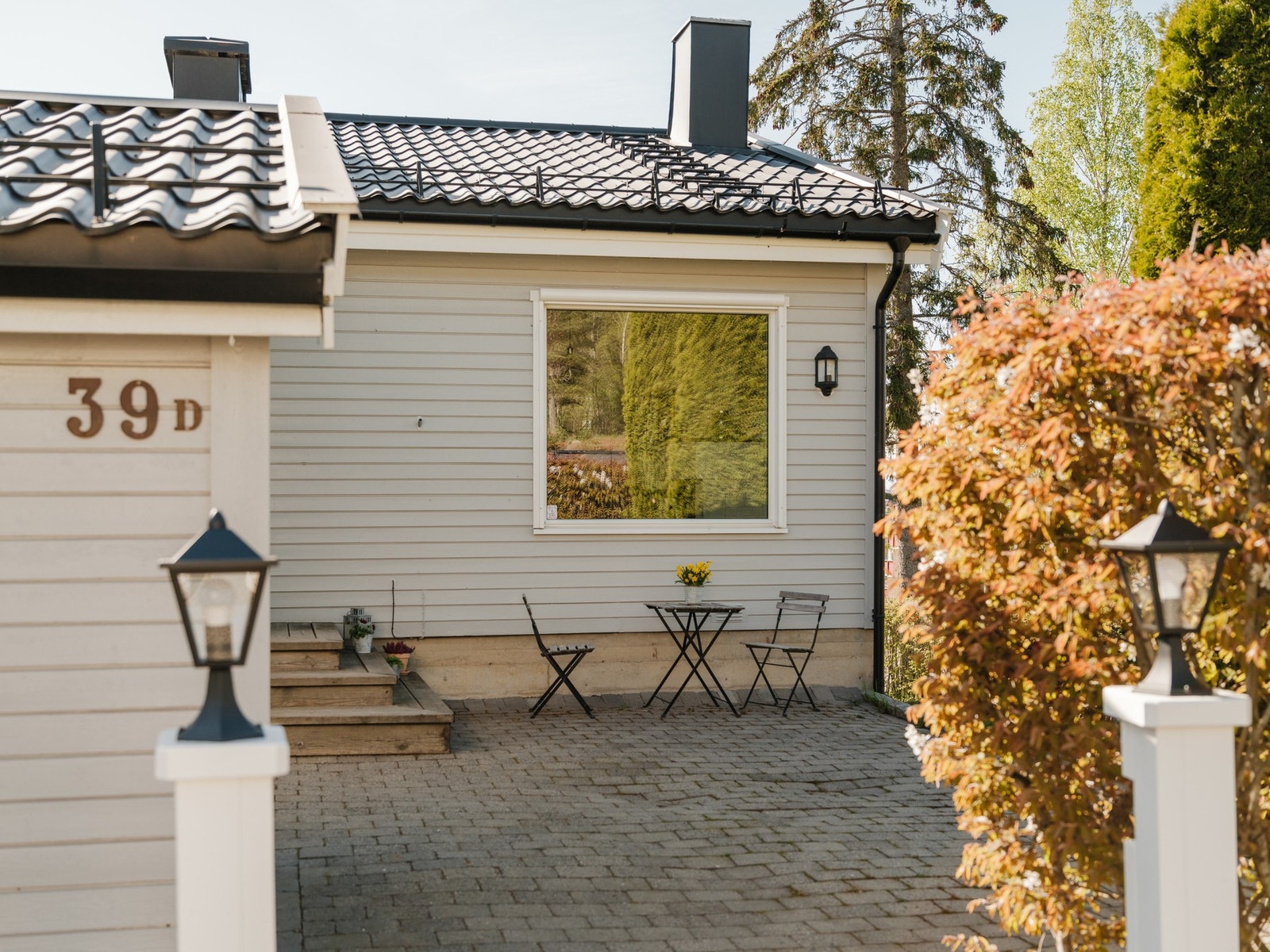 Stort stuevindu mot gata har solskjerming. Galleribilde