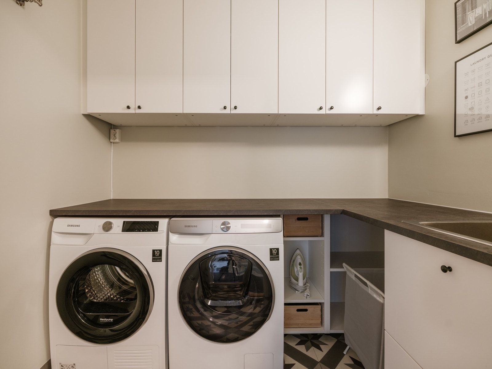 Separat vaskerom med opplegg for både vaskemaskin og tørketrommel. Galleribilde