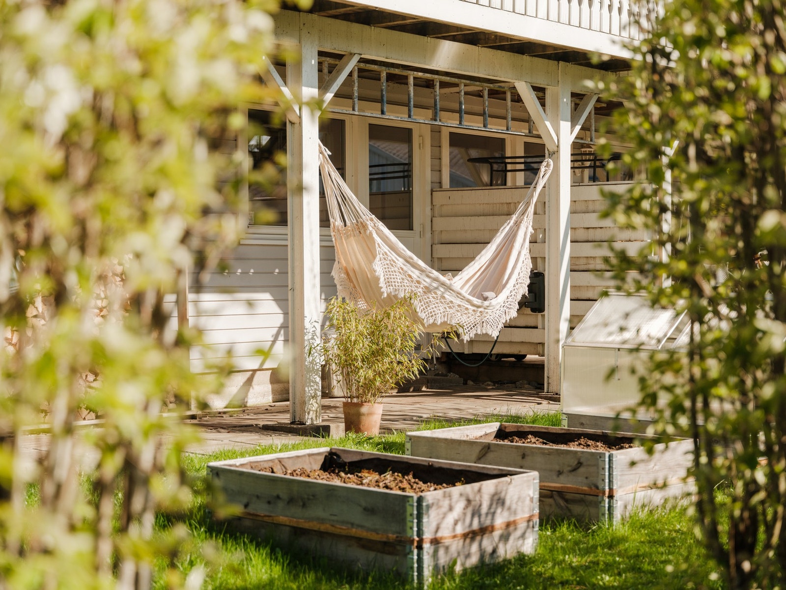 Her har man utekran i hagen og veggmontert slangetrommel som er lang slange som rekker helt til fremsiden av boligen. Galleribilde