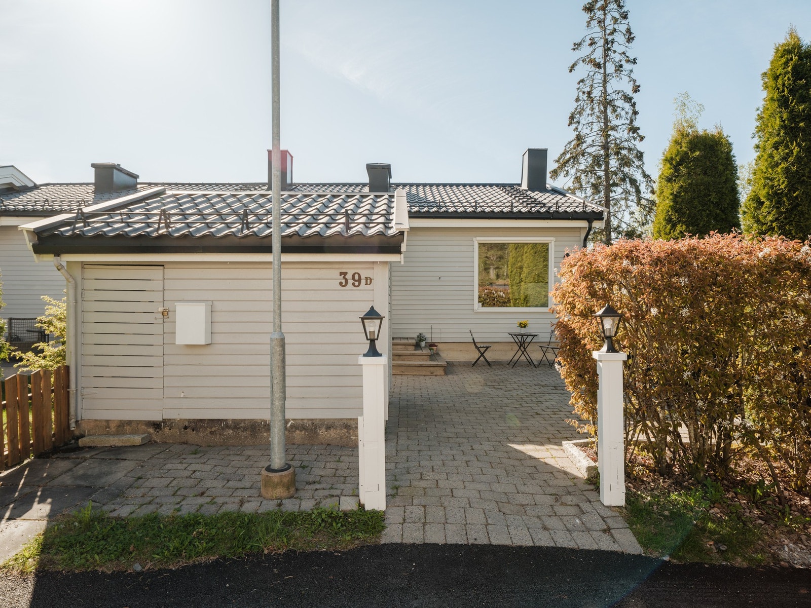 Boligen har en svært ettertraktet og barnevennlig beliggenhet øverst i Trygve Strømbergs vei. Galleribilde