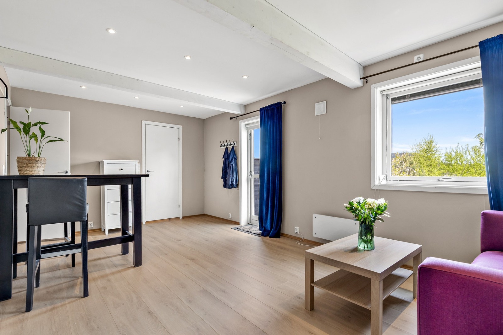 Fra stuen er det adkomst til østvendt terrasse og bod for lagringsplass. Galleribilde