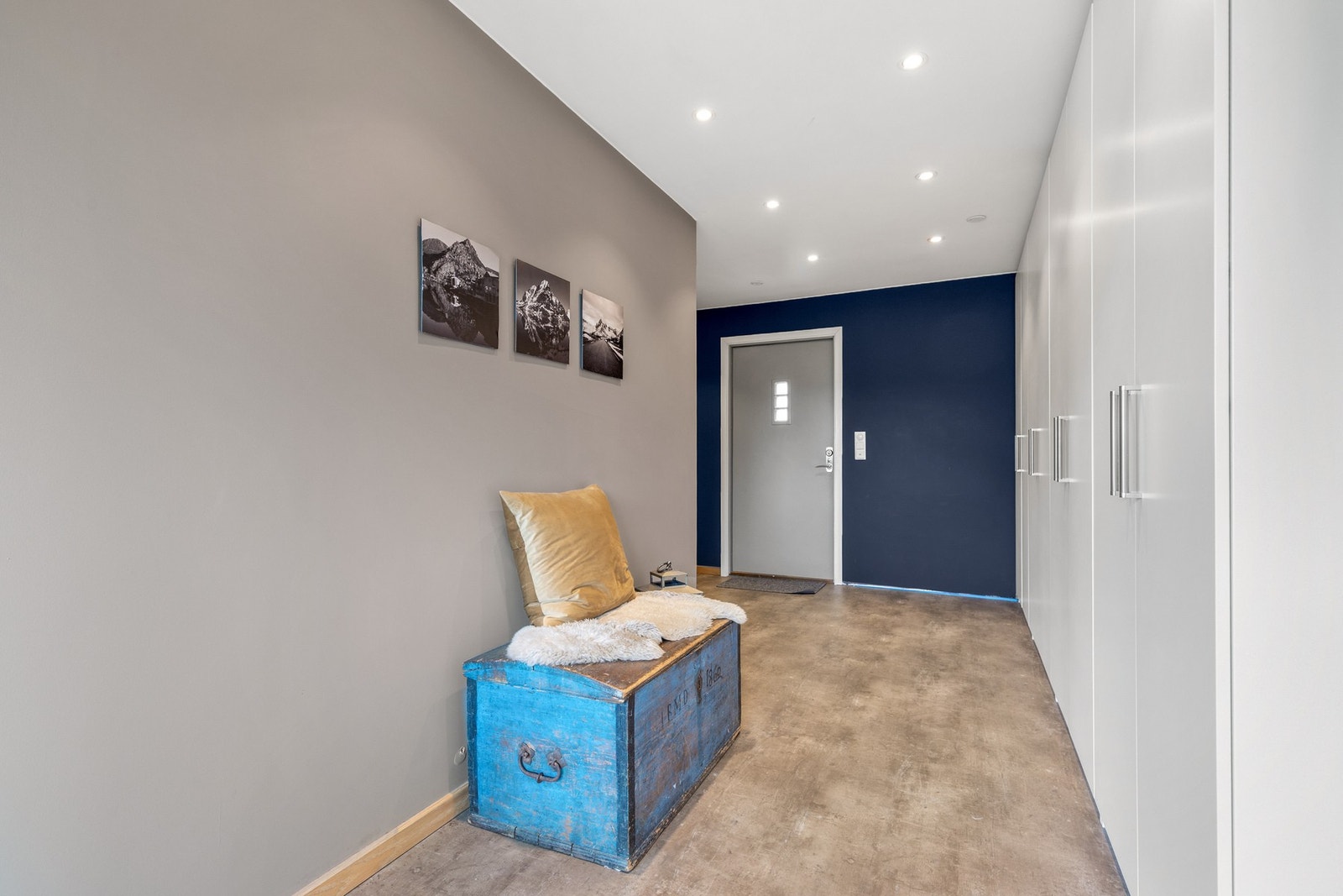Romslig entré med belegg på gulv og slette flater på vegger og i himling, samt downlights. Galleribilde