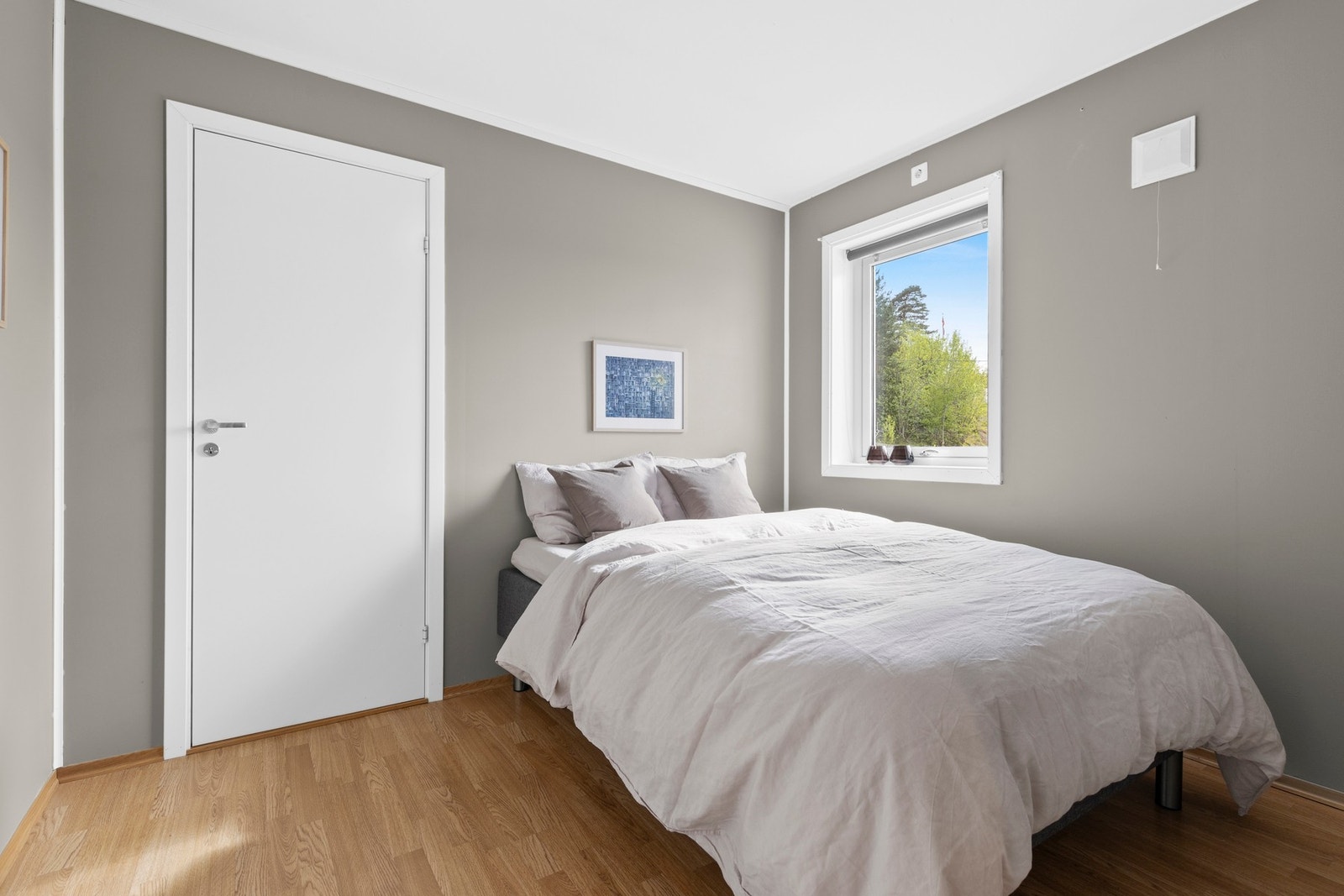 Alle rommene har fin plass til dobbeltseng, nattbord og garderobeskap. Galleribilde